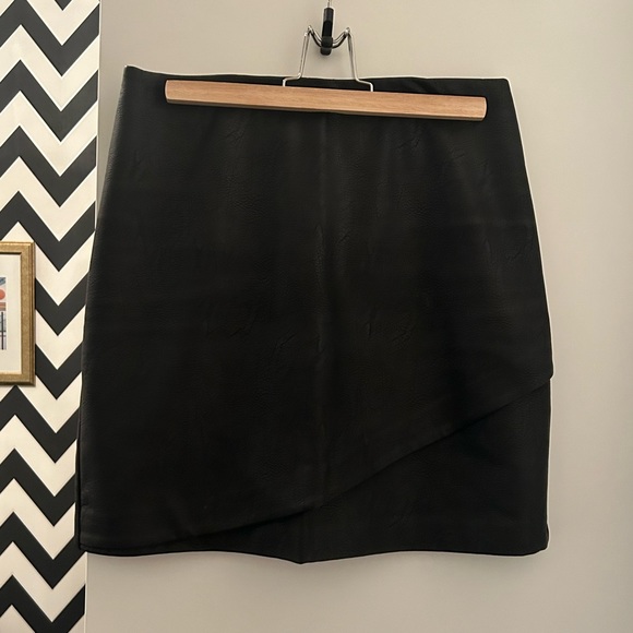 Club Monaco Falleece Leather Skirt - Picture 3 of 8